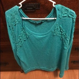 Long sleeve sweater.